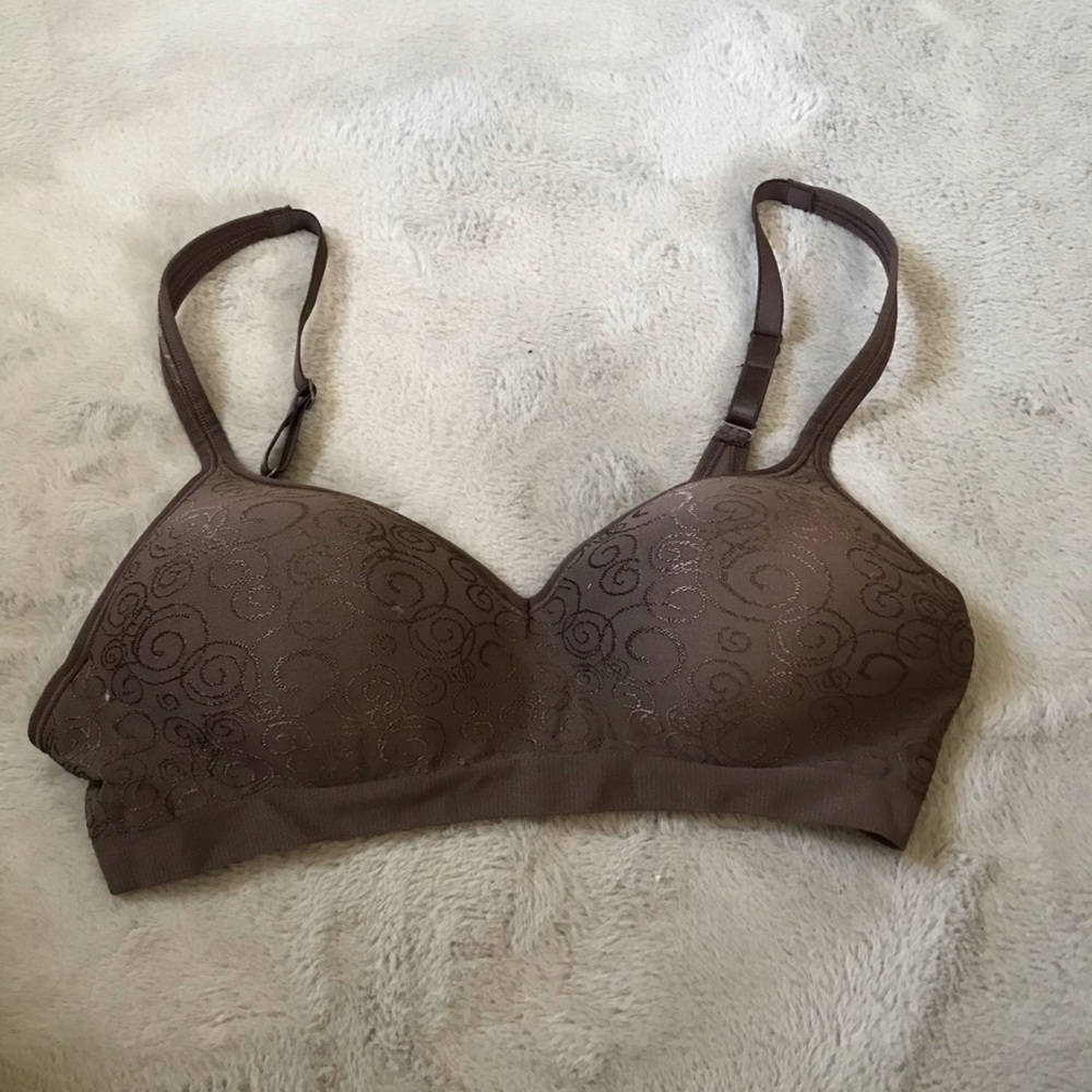 Stretch comfort bra without underwire and built in padding